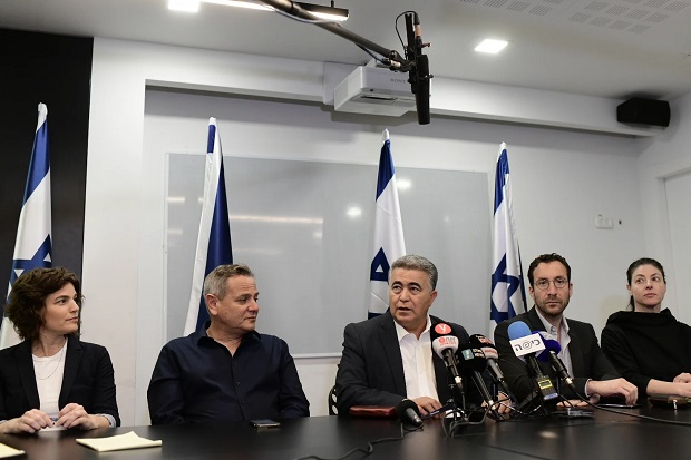 حزب اليسار لميرتس: إسبانيا تمنع أمريكا من استخدام القواعد العسكرية وأنتم تخضعون لترامب 